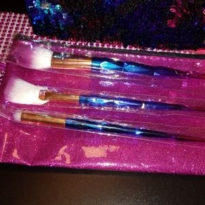 Makeup brushes with bag